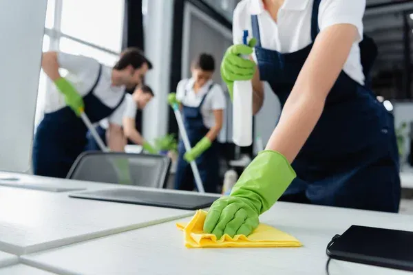 cleaner-holding-detergent